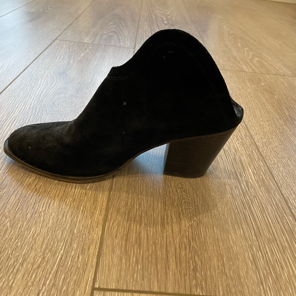 Black suede Chinese Laundry heeled mules - Picture 2 of 10